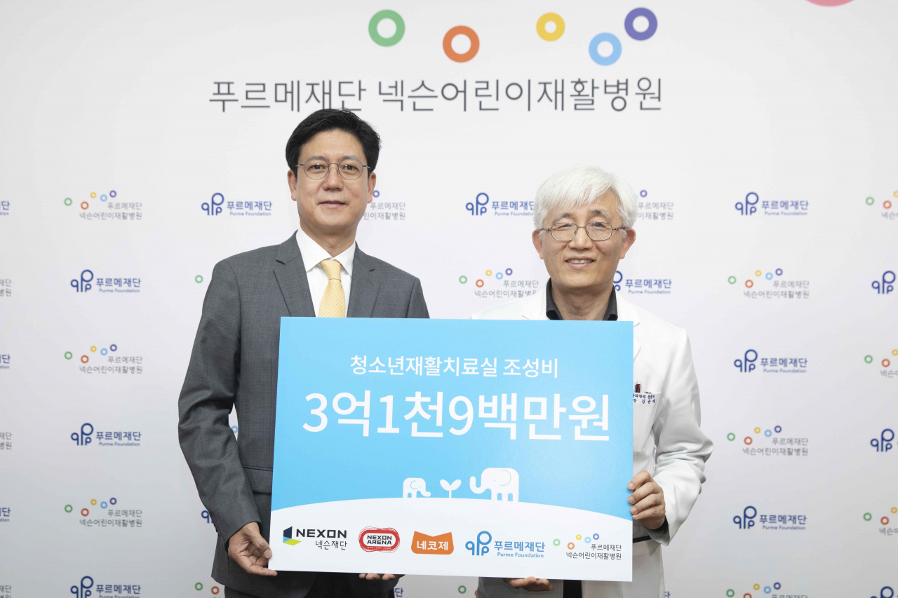  김정욱 넥슨재단 이사장(왼쪽)과 김윤태 넥슨어린이재활병원 원장(사진=넥슨)