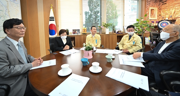 한국지역난방공사 황창화 사장, 한국장애인고용공단 조종란 이사장, 여주시 이항진 시장, SK하이닉스 박용근 부사장, 푸르메재단 강지원 이사장(왼쪽부터)