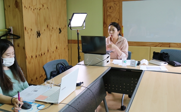 종로아이존에서 온라인 수업을 진행하고 있는 김오송 전문가