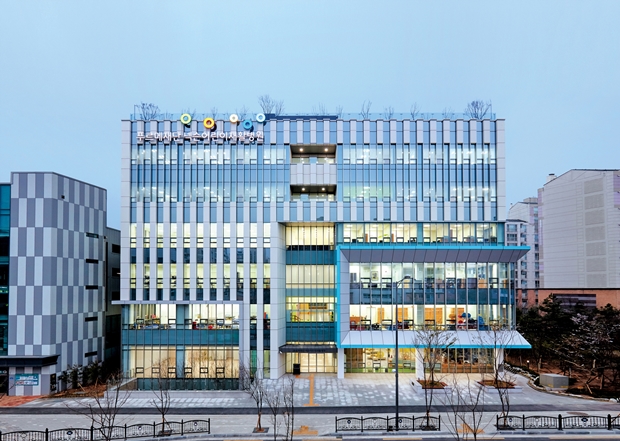 시민과 환아, 어른과 어린이, 장애인과 비장애인이 모두 함께하는 푸르메재단 넥슨어린이재활병원