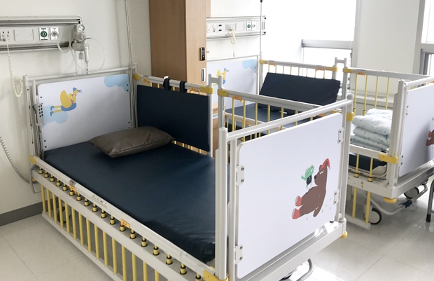 휠체어를 위한 넓은 공간이 보장되고 환아가 다치지 않도록 다양한 안전장치가 마련되어 있는 입원병동 모습.