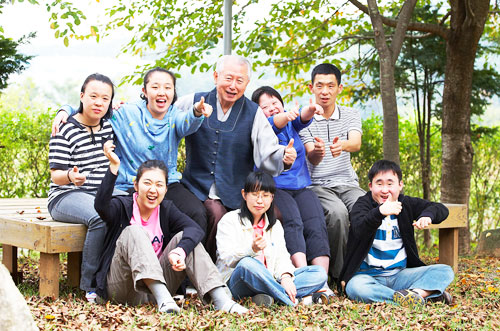 김성수 주교와 강화도 우리마을 장애인 직원들