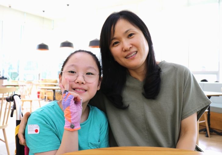 엄마와 함께 웃는 진아