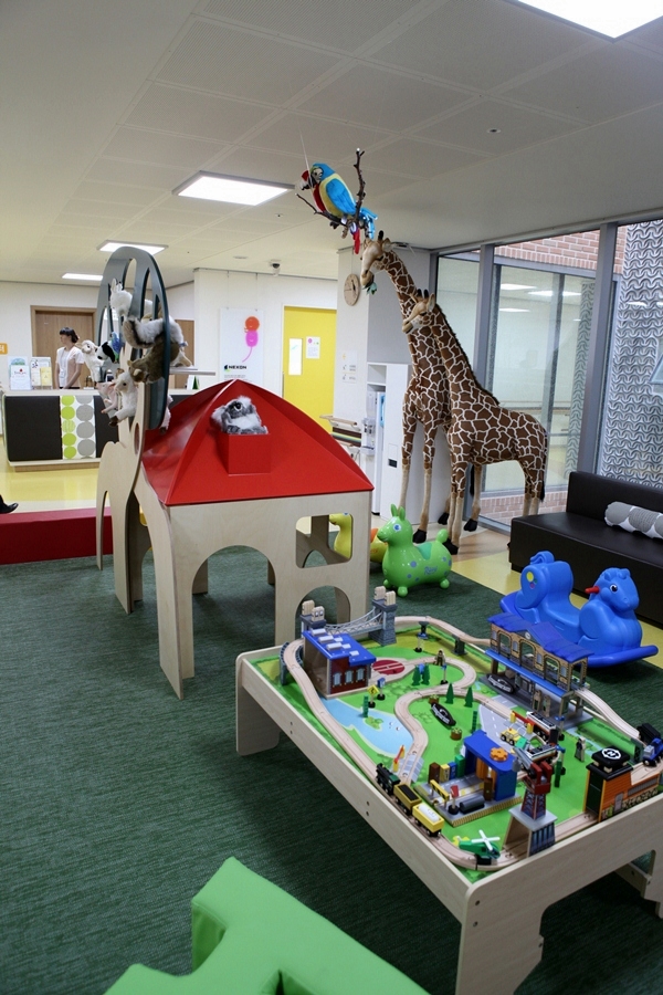 넥슨 직원들이 재능기부로 꾸며준 푸르메재활의원 대기실 모습