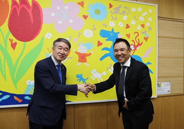 백경학 상임이사와 김정주 대표