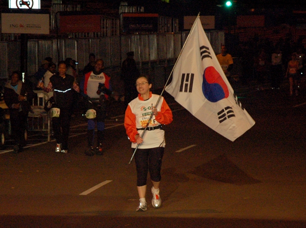 뉴욕마라톤 결승점을 앞두고 태극기를 들고 달리는 모습