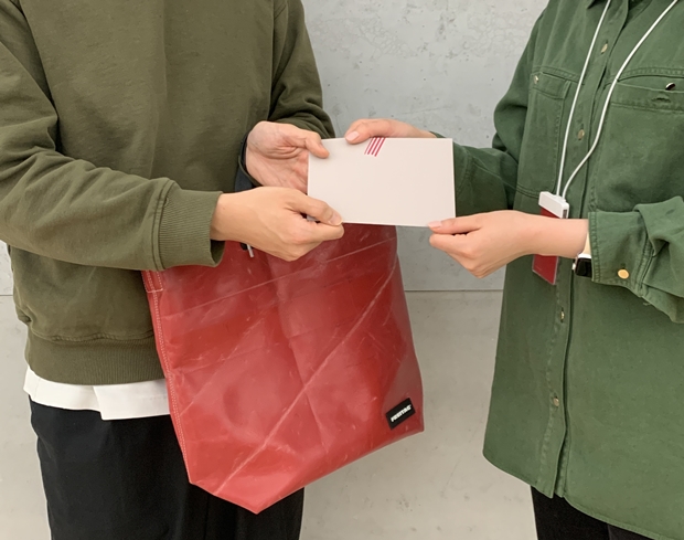 낙찰 받은 선물을 수령하고 있는 장면