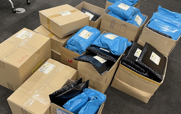 낙찰자에게 보내기 위해 포장한 선물들