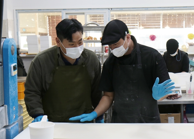 최보갑 간사의 교육을 전담한 가루영웅베이커리 연승민 실장