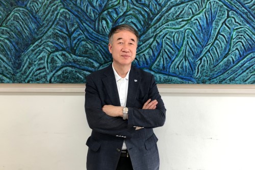 백경학 푸르메재단 상임이사는 30일 서울 종로구에 있는 푸르메센터에서 비즈니스포스트와 만나 푸르메소셜팜을 둘러싼 이야기를 펼치던 도중에 잠시 카메라를 향해 자세를 취하고 있다. <비즈니스포스트>