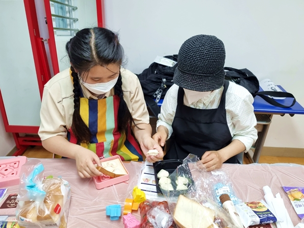 상담 치료 중 음식을 만들고 있는 엄마와 수