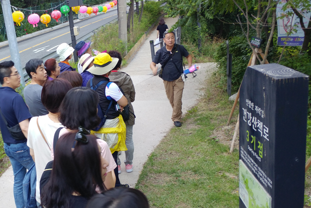 인왕산 자락길을 걷고 있는 회원들