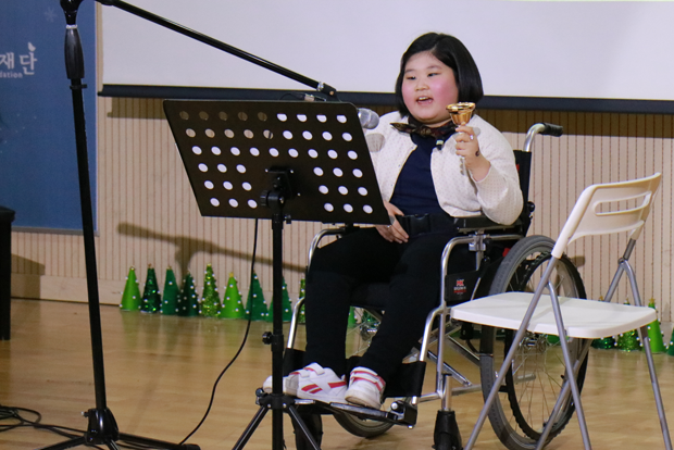 푸르메센터에서 열린 ‘푸르메 작은음악회’에서 노래하고 있는 지우