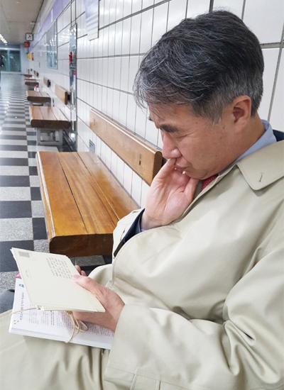 시립서울장애인종합복지관 임직원들의 편지를 읽는 백경학 푸르메재단 상임이사