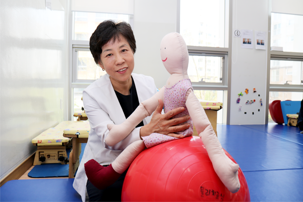 병원의 재활치료를 총괄하는 두정희 치료실장