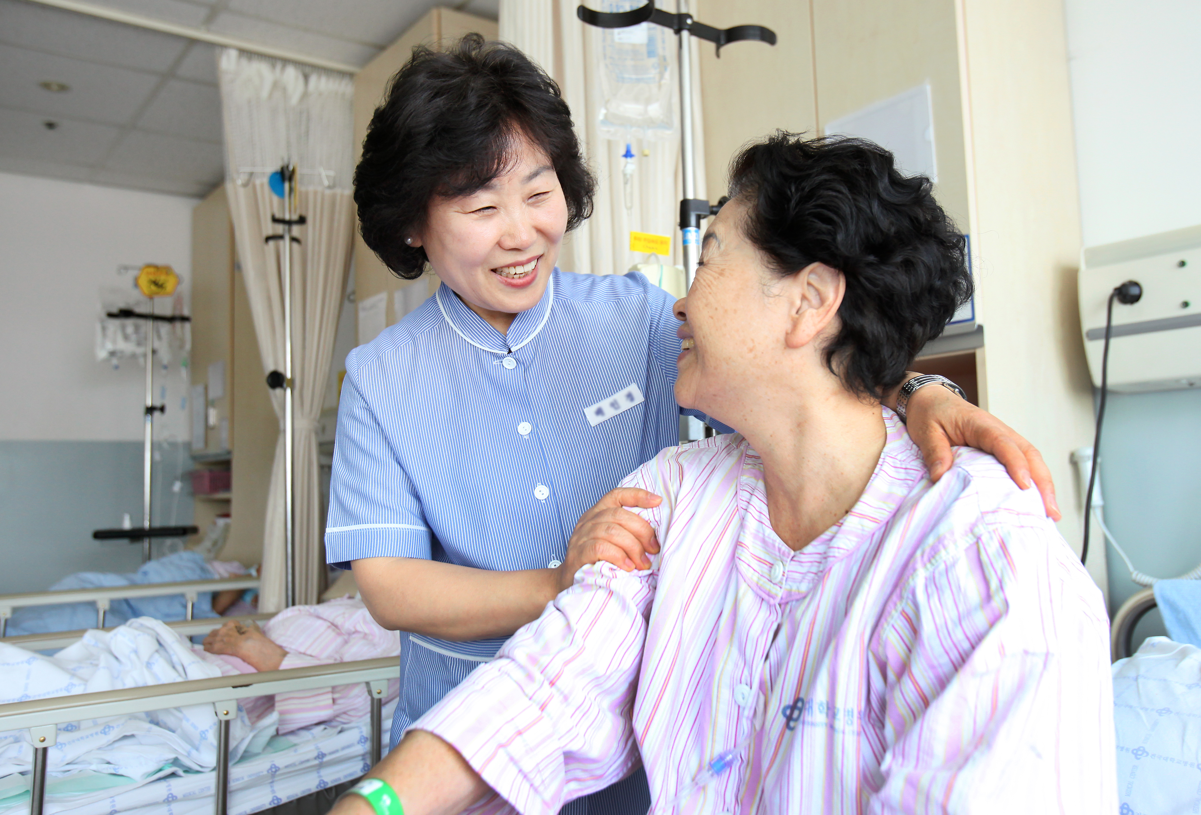 ▲ 여성가장에게 일자리를 제공하고 저소득 환자에게 무료간병서비스를 제공하는 ‘교보다솜이 간병봉사단