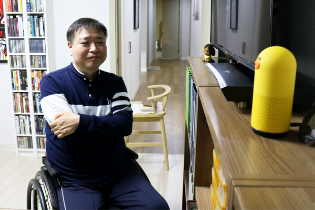 인공지능 스피커로 음악을 들으며 작은 기쁨을 누린다는 김창기 님