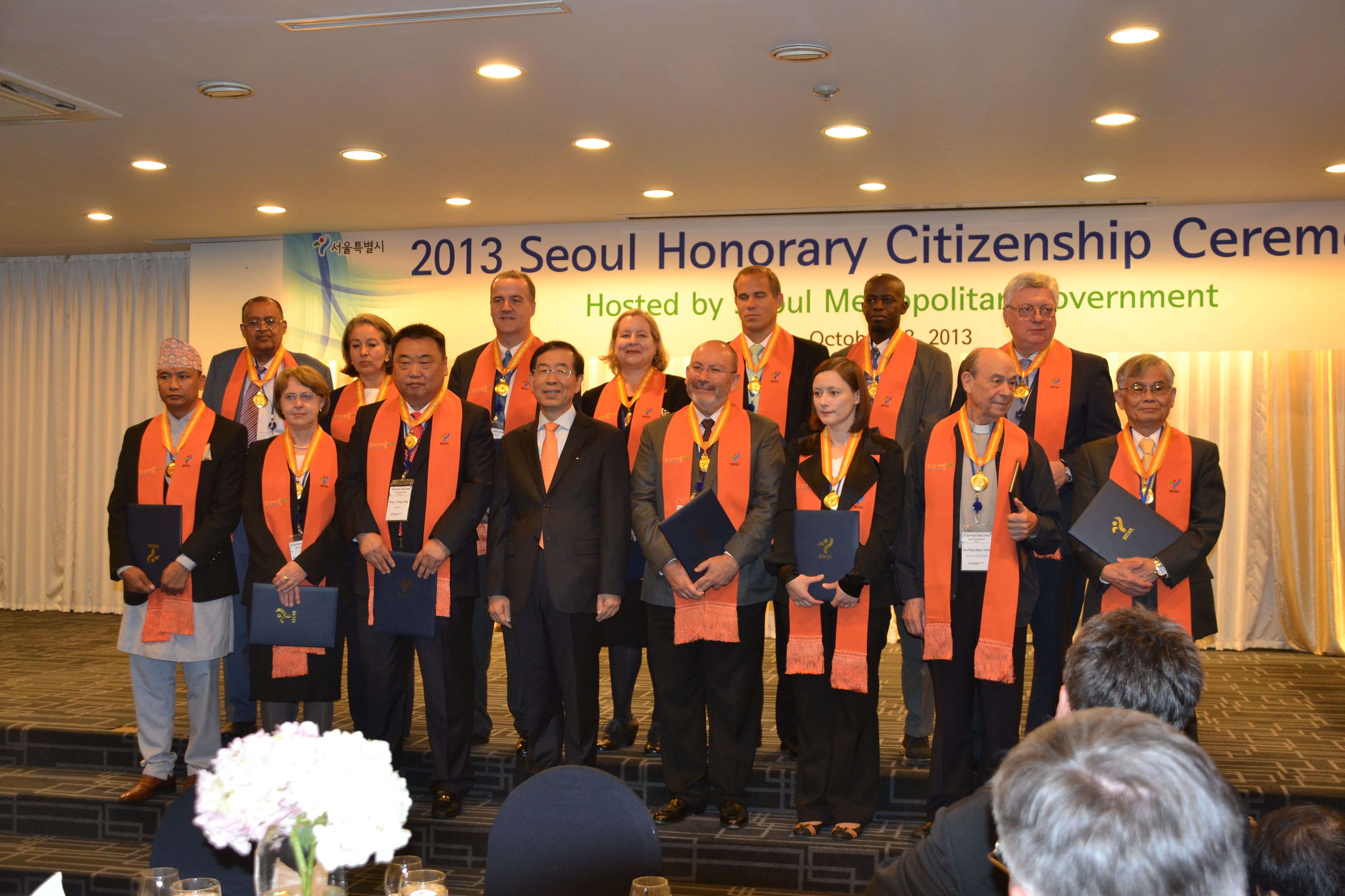 ▲ 서울의 발전에 기여한 외국인들에게 수여하는 서울시 명예시민증을 받은 분들. 노무라 할아버지는 70년대 청계천 빈민 구제활동을 한 공로로 명예시민증을 받았습니다.