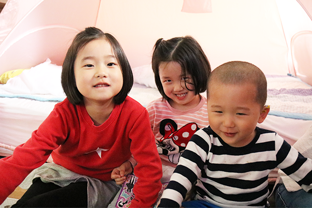 건강을 되찾고 있는 리오와 항상 함께하는 두 딸 마리와 리나