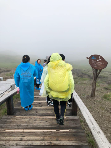 지친 동생을 업고 가고 있는 형