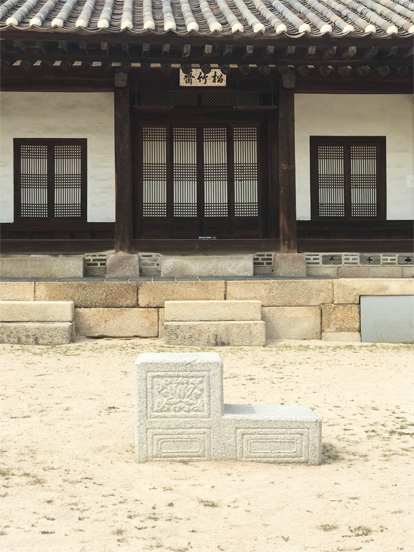 말에서 내리고 탈 때 필요한 디딤돌 하마석