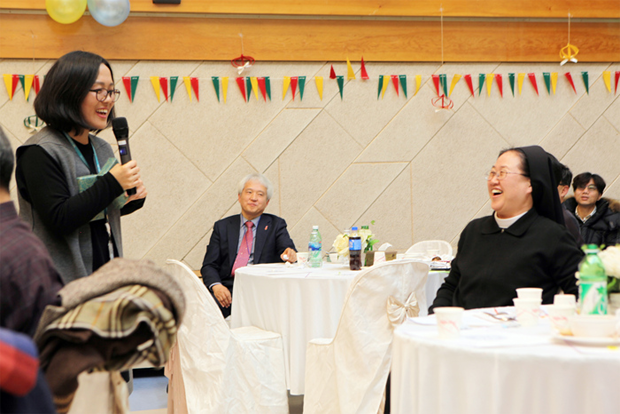 2017년 시립서울장애인종합복지관 개관 35주년 기념식에서 사회를 보고 있는 이은정 센터장