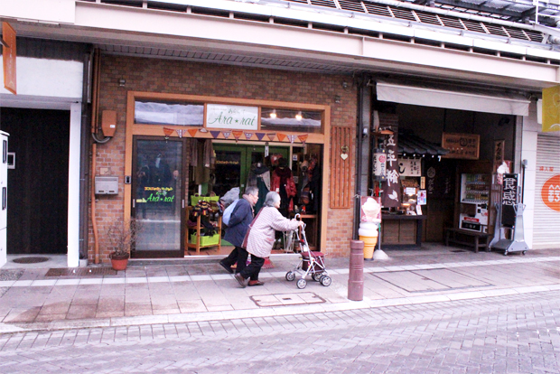 휠체어 진입이 편리하도록 차도와 인도의 높낮이를 낮춘 일본 다카야마시 무장애마을