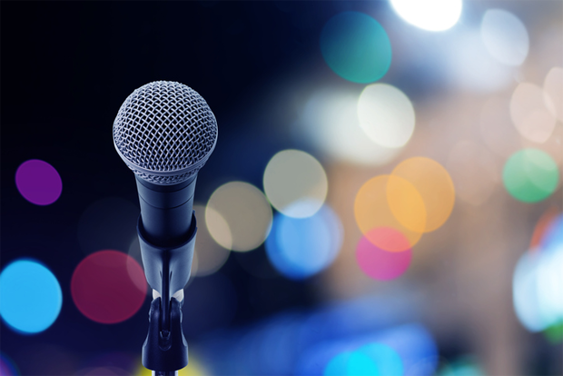 무대 위 마이크