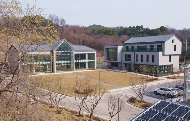 건립 중인 푸르메소셜팜 베이커리카페(왼쪽)와 문화복합동