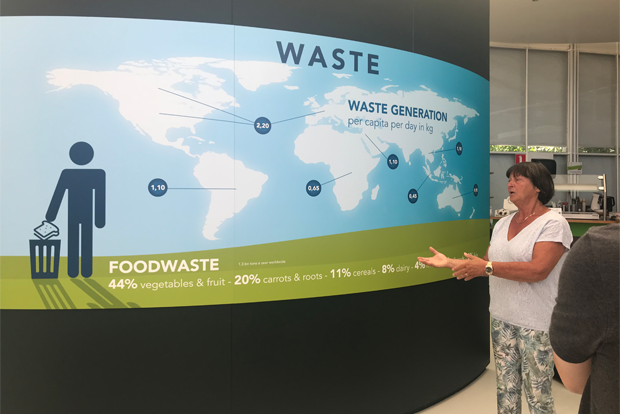 전 세계 쓰레기 문제에 대해 설명하고 있는 엘리자벳