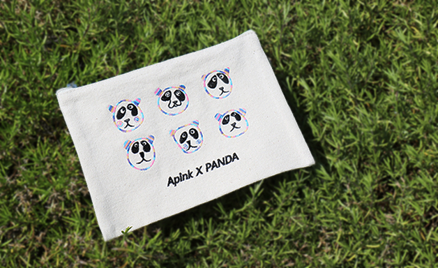 에이핑크와 발달장애 디자이너들이 함께 만든 파우치.