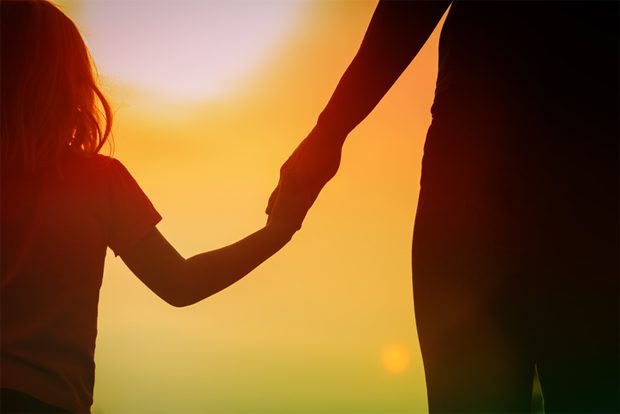 아이 손을 잡고 걷고 있는 엄마