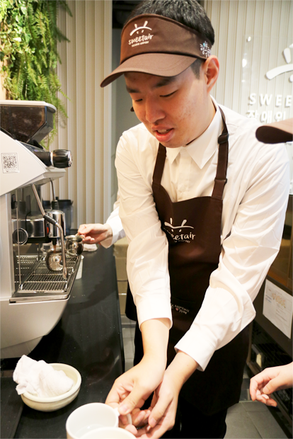 손님이 주문한 음료를 준비하고 있는 이장규 바리스타