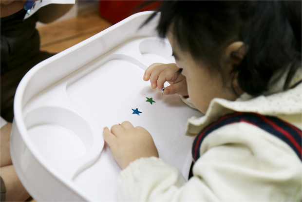 스티커를 떼어 붙이는 훈련을 받고 있는 하나