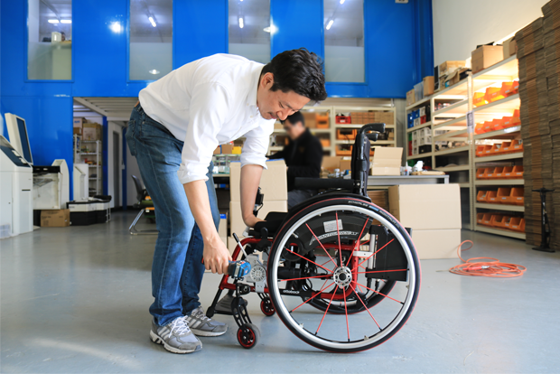 사용자의 휠체어에 장착된 토도 드라이브를 세심히 살피고 있는 심재신 대표.