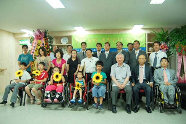 2007년 푸르메재단 한방어린이재활센터 개소식에 참석한 서관석 원장(오른쪽 두 번째. 푸르메재단 DB)