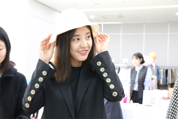 푸르메마켓을 깜짝 방문해 나눔에 동참한 배우 박은혜 씨 