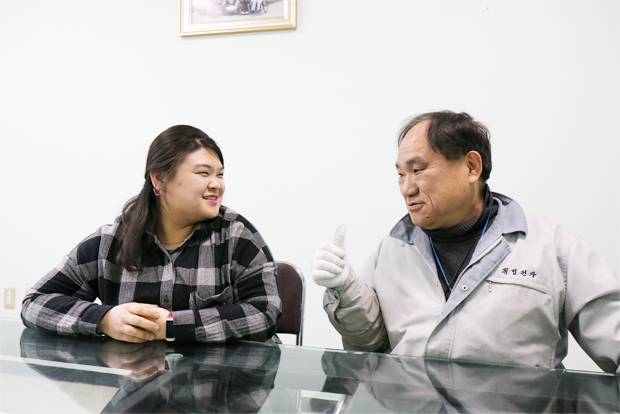 7년째 함께하는 김종철 팀장의 ‘엄지 척’에 미소로 화답하는 한혜인 씨