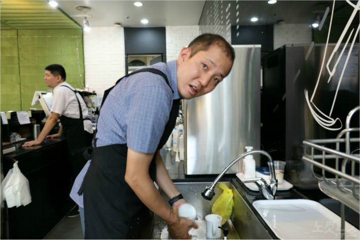 단순반복 작업을 힘들어 했던 배형진 씨. 카페 일도 만만치 않지만 그룹홈 생활로 자립을 꿈꾼다.