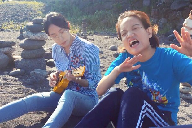 좋아하는 노래를 부르며 일상을 함께하는 두 자매 (출처 : 다음 영화)