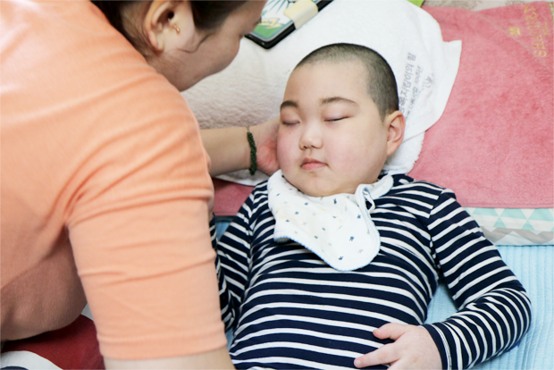 혁이의 몸 상태가 어떤지 수시로 확인하는 엄마 김유경 씨
