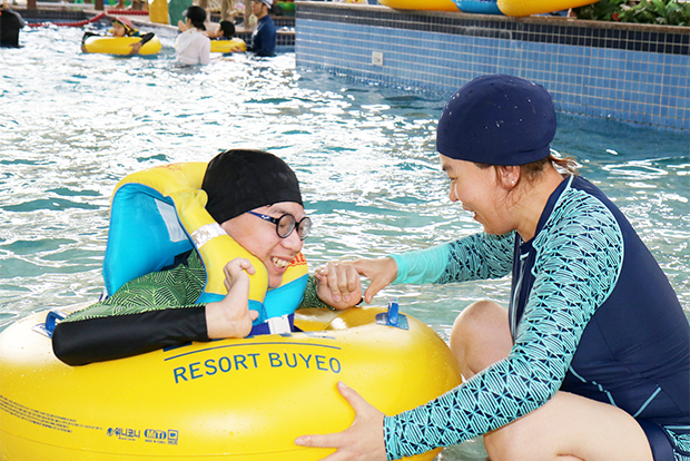 물놀이 하는 가족