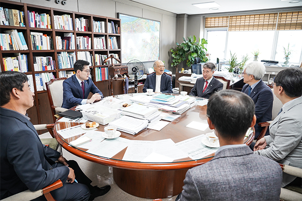 양해각서 체결식에서 환담을 나누고 있는 푸르메재단과 강동구청 관계자들