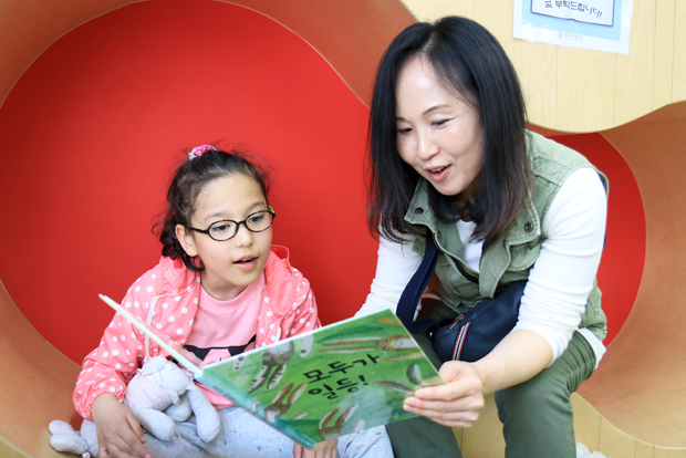 뇌병변 장애가 있는 김해원 어린이와 엄마 김언정 씨.