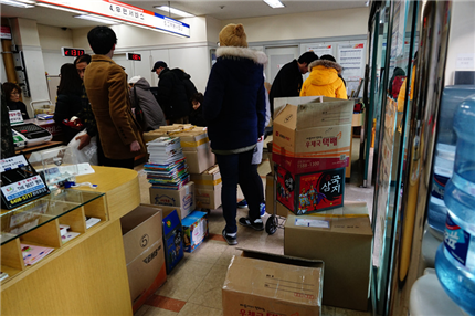 ▲ 우편물을 접수하기 위해 온 고객들로 우체국은 발 디딜 틈이 없다.