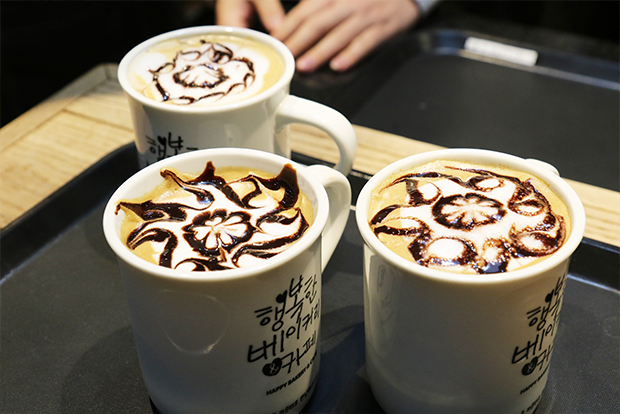 섬세한 손길로 저마다의 색깔을 담은 라떼아트