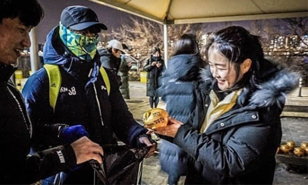 자신의 이름이 새겨진 돼지저금통을 반납하고 있는 참가자