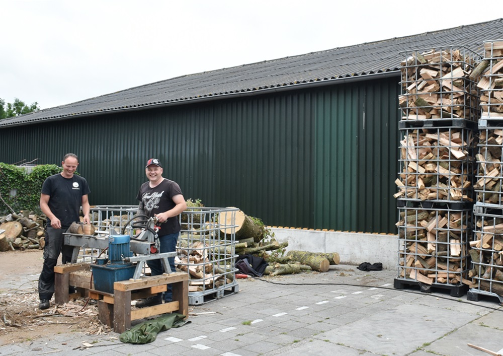 나무 절단작업에 한창인 Klinkert씨와 소유주인 Hardeman씨