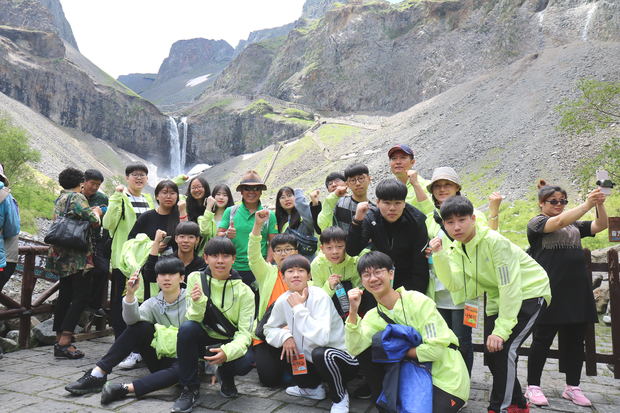 엄홍길 대장과 함께하는 백두산 비전캠프에 참여했던 승우와 중·고등학생 참가자들