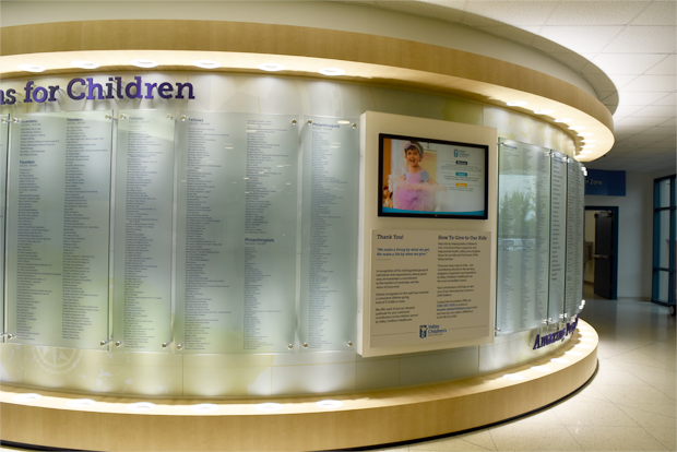 기부자들의 이름이 새겨진 기부벽